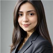 Soy una persona bilingüe muy dedicada y con amplios conocimientos en diferentes áreas, estudie derecho.